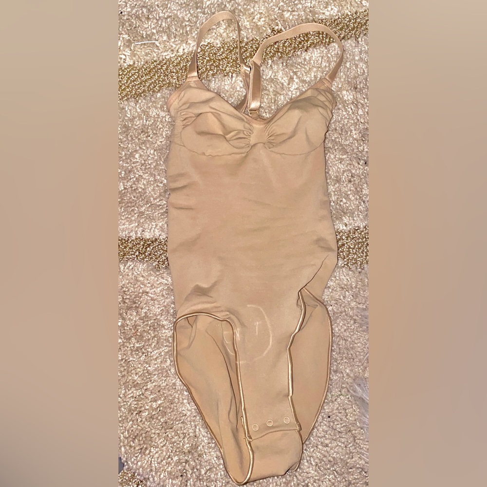 SKIMS body sculpting bodysuit Medium